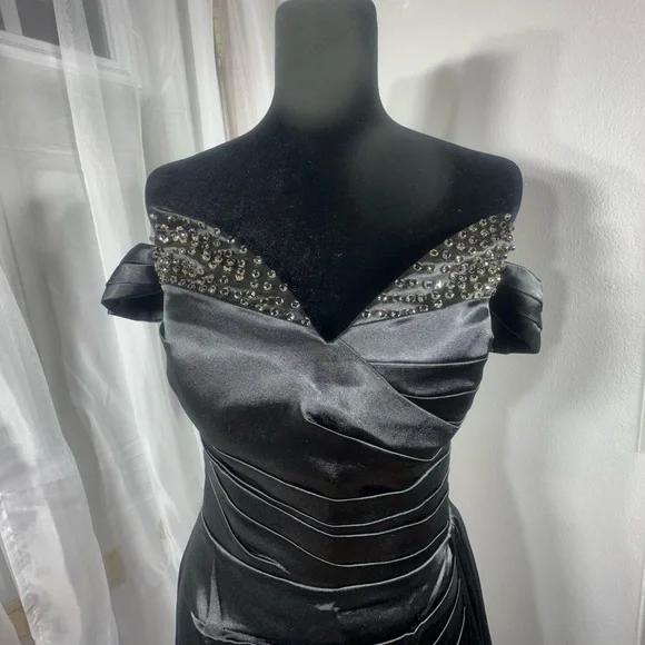 Black off the shoulder Prom Dress - Picture 2 of 9